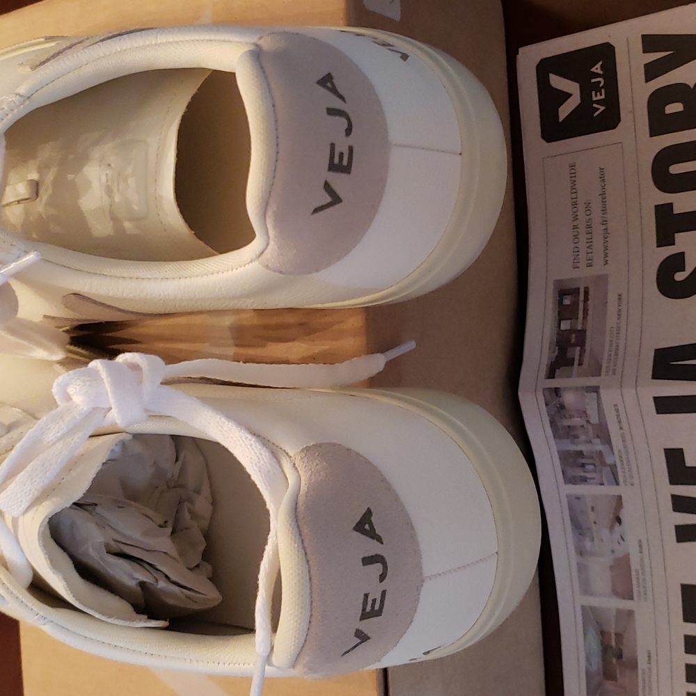 Veja Sneakers - Picture 2 of 7